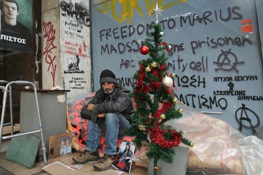 Τα Χριστούγεννα των άστεγων: «Ηρθε ο δήμος και μου μάζεψε το χριστουγεννιάτικο δέντρο» (βίντεο)